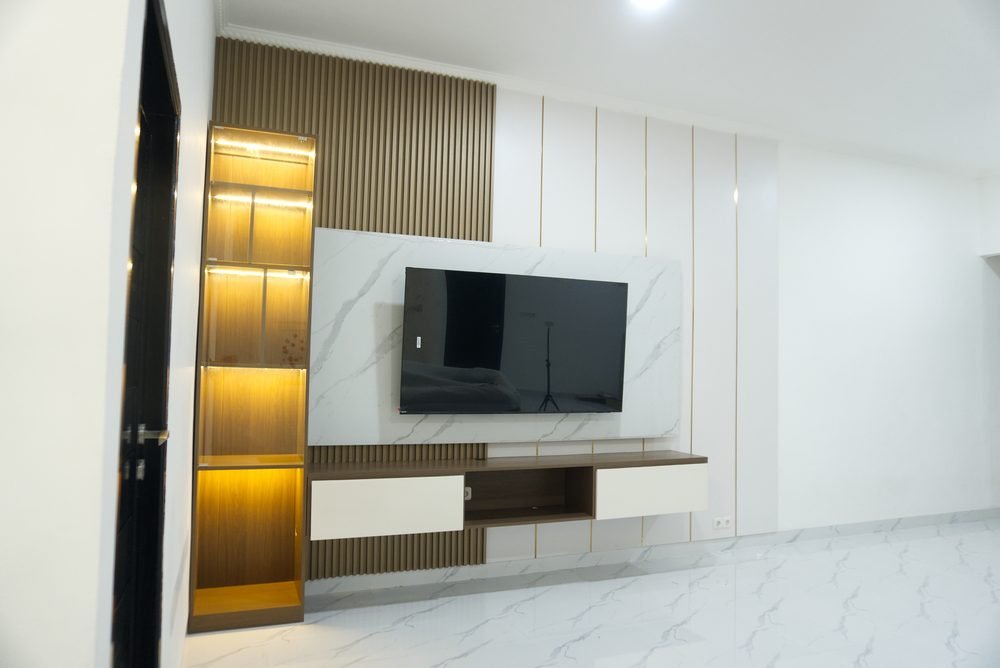 Backdrop TV UPVC dengan ceruk lampu LED
