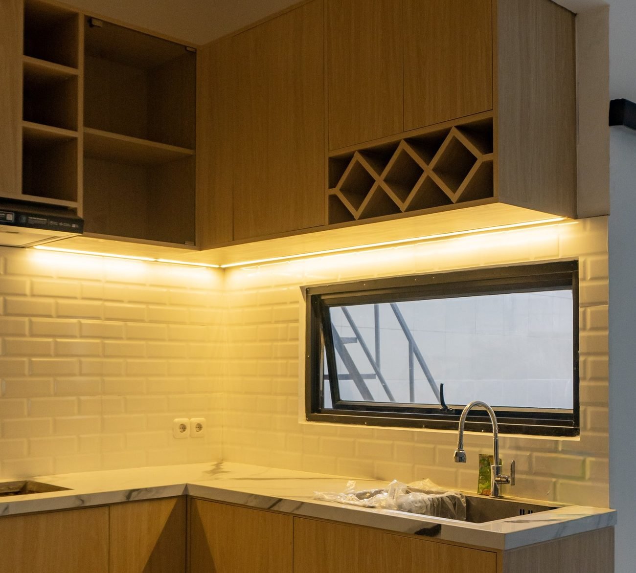 Kitchen set UPVC Kedai Elite dengan rak anggur dan lampu LED