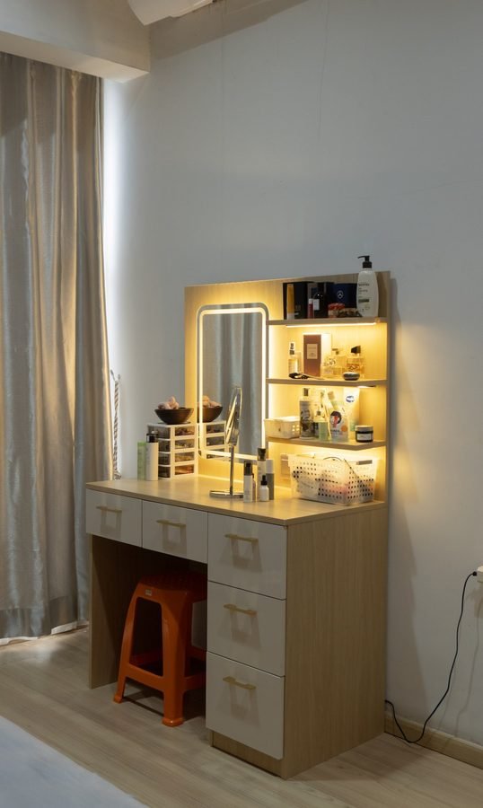 Meja rias UPVC dengan cermin dan lampu