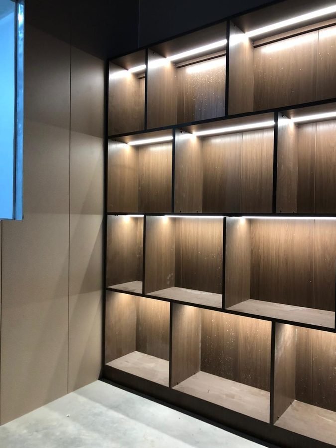 Walk-in closet UPVC dengan rak terbuka berlampu LED